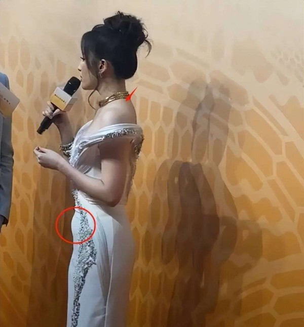 精修图骗了多少人？刘亦菲生图小腹赘肉真实，工作室被扒过度P图