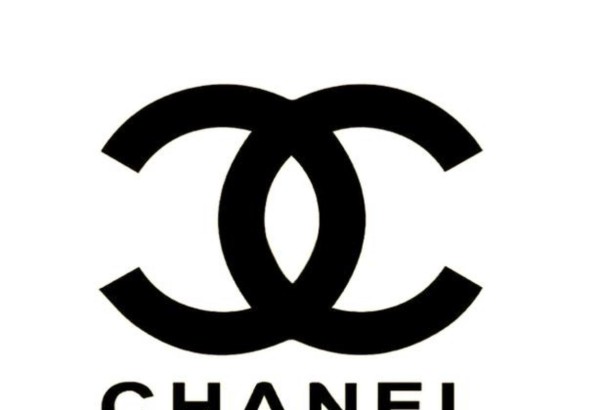 一次时尚品牌活动上，黄奕获香奈儿邀请同坐，本是拉近品牌关系的好机会，她却因过于激动一句话惹尴尬，香奈儿从此断了合作关系