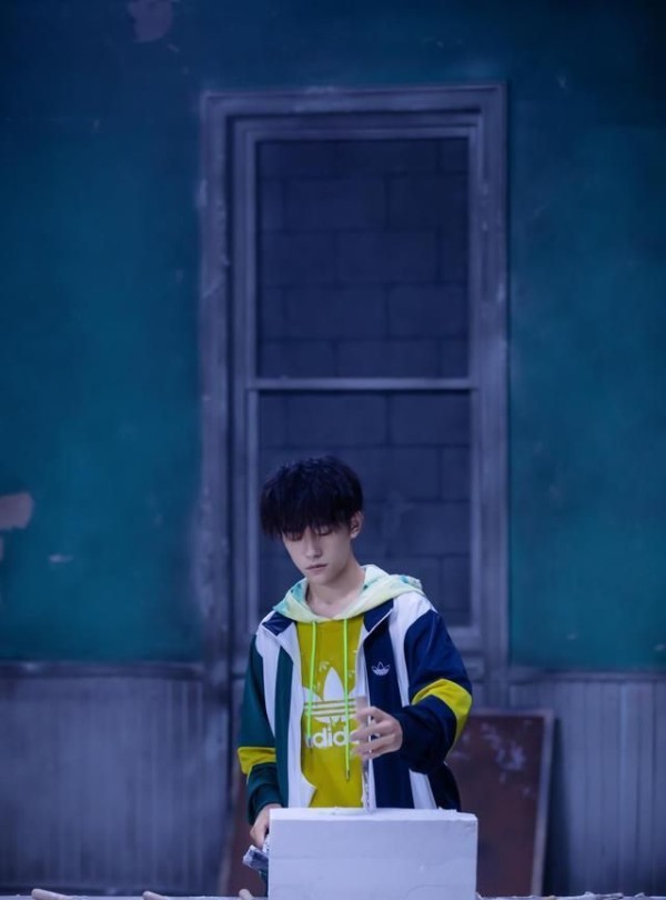 易烊千玺一路开挂!拿下首个全球代言人太霸气