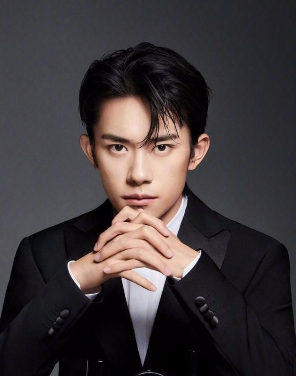 易烊千玺一路开挂!拿下首个全球代言人太霸气