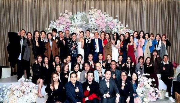 港娱这夜,站位暴露圈中地位,容祖儿古巨基站一边,C位依旧是他