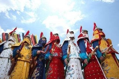 乐天派花猫sR:总有热衷吹嘘祖上“八旗”“贵族血脉”?揭秘这类人群 “遮羞布” 心态
在娱乐圈和社交场,总有一类人热衷于把 “祖上荣光” 挂在嘴边。某选秀艺人在综艺里三番五次强调自己的 “八旗后裔” 身份,甚至标榜家族曾有 “通天纹”;还有些所谓的 “贵圈人士”,动辄暗示自己是某古代贵族之后…… 这种现象背后,藏着怎样的心理和社会逻辑?
用祖先光环掩盖自身平庸,这类人有多空虚?
有数据显示,...