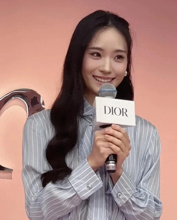 小s全力托举二女儿,liky拿下奢侈品代言,透露妈妈小s允许其谈恋