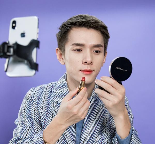 “他”比女人还会化妆，为何一句OMG就能让口红售罄？