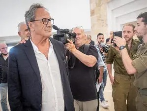 一部纪录片惹祸，硬刚强权15年，只为帮巴勒斯坦发声