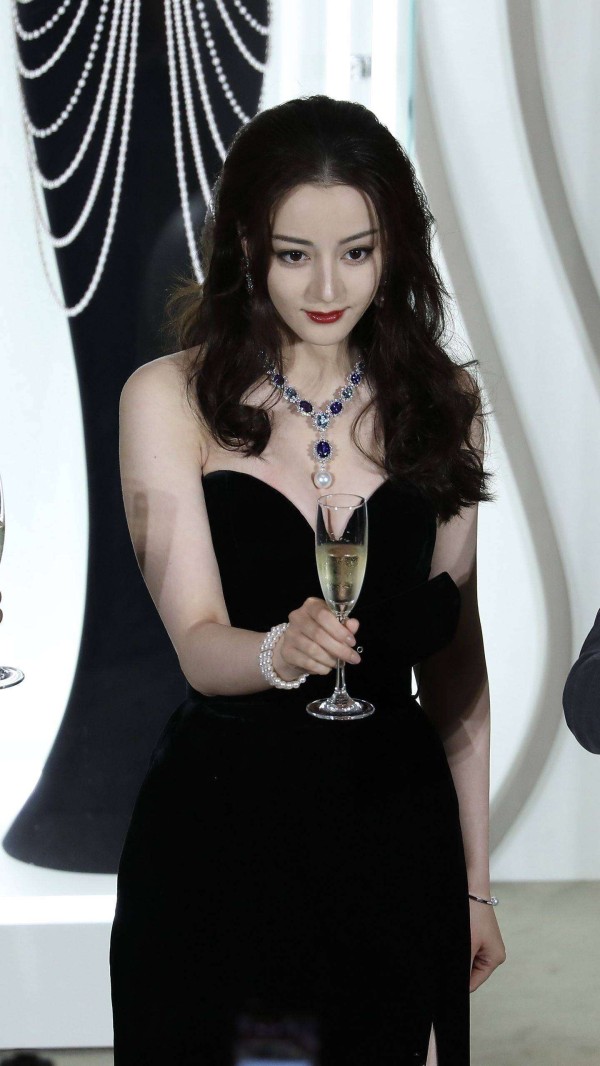 迪丽热巴红毯走哪捂哪被骂做作，看到无修图副乳照，网友瞬间理解