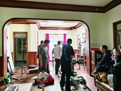 一家摄制组的工作人员正在横溪“1+1影视基地”拍摄。 采访对象供图