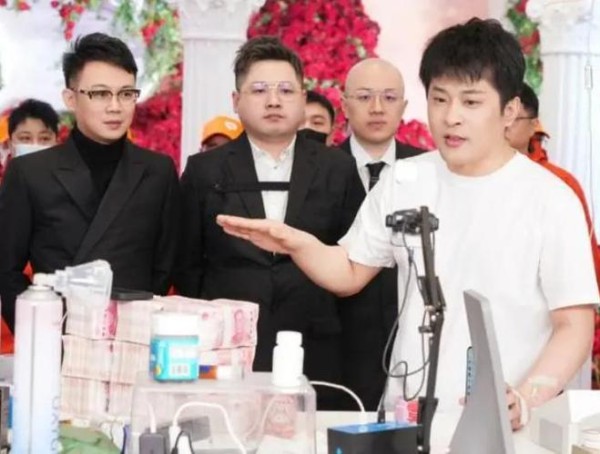 网红太原老葛，无休止蹭热度！穿辛巴同款西服，遭大批网友嘲讽