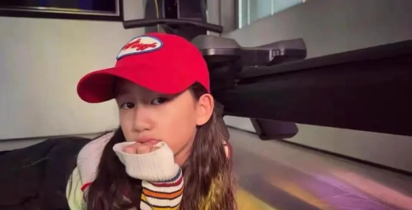 孙莉晒仨孩子日常，大女儿多多好漂亮，8岁儿子拉大提琴模样好帅