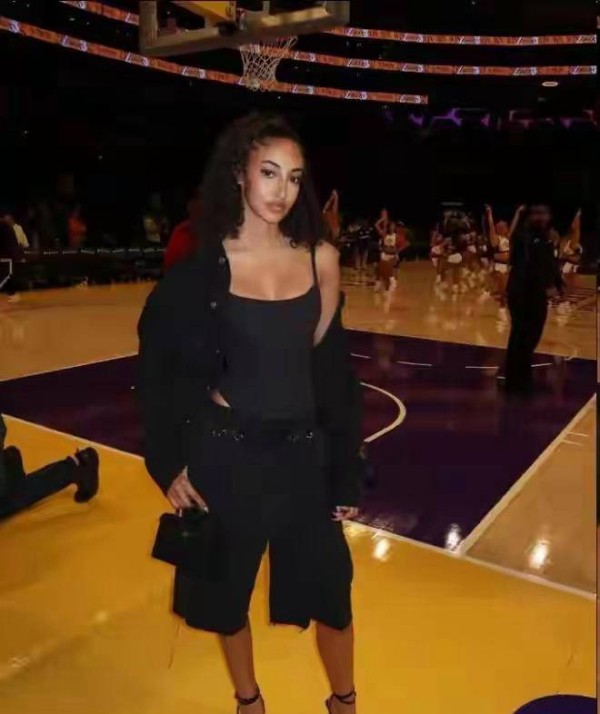 皮蓬女儿观赛湖人，身材高挑气质非凡，完美继承父母优良基因