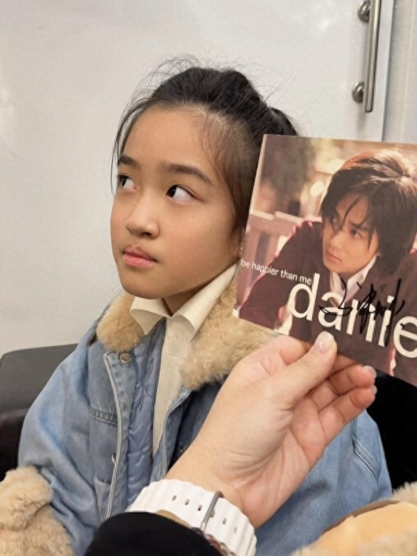 香港著名歌手的女儿的近照罕见曝光，完全继承父亲的优良基因