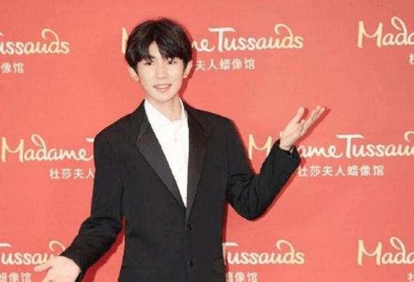 王源应邀现身上海杜莎夫人蜡像馆量身仪式，首位入驻的00后