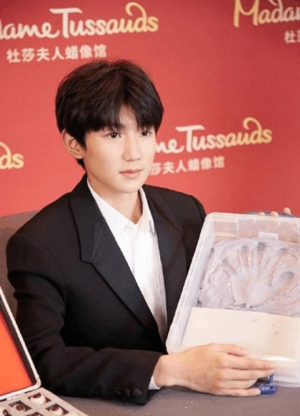 王源应邀现身上海杜莎夫人蜡像馆量身仪式，首位入驻的00后
