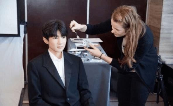 王源应邀现身上海杜莎夫人蜡像馆量身仪式，首位入驻的00后