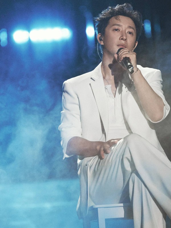 韩庚出道20周年演唱会震撼上演,直升机空降开场兑现“如约”誓言