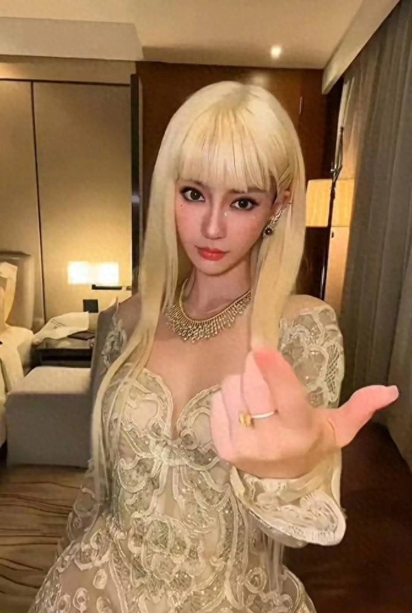 杨颖金色头发深V造型成网红既视感，网友称：越来越李小璐了！