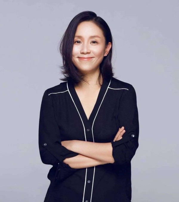 龙丹妮从“选秀教母”到“塌房教母”，背后的偶像产业经历了什么？