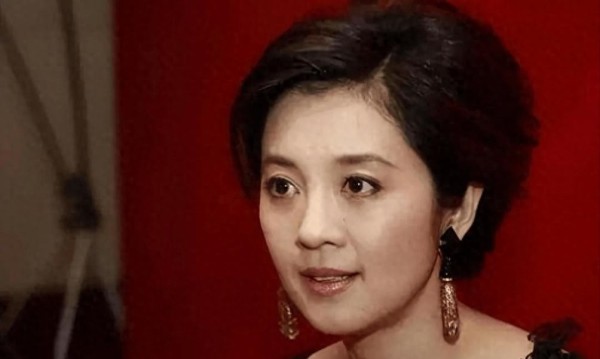 她曾是央视最美女主播，转身嫁富豪背后的故事太意外