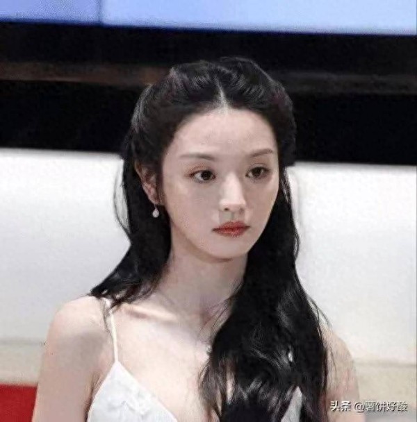 田曦薇真是内娱女菩萨，穿低胸装还弯腰握手，大方展示傲人事业线