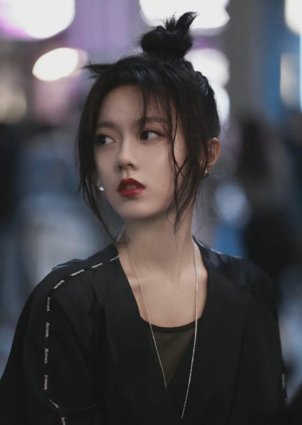 明星艺人的生活动态与职业选择：从古偶到转型之路