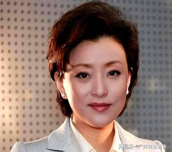 杨澜机场被骂太装，路人打招呼她眼神不屑，保镖上手遮挡态度蛮横