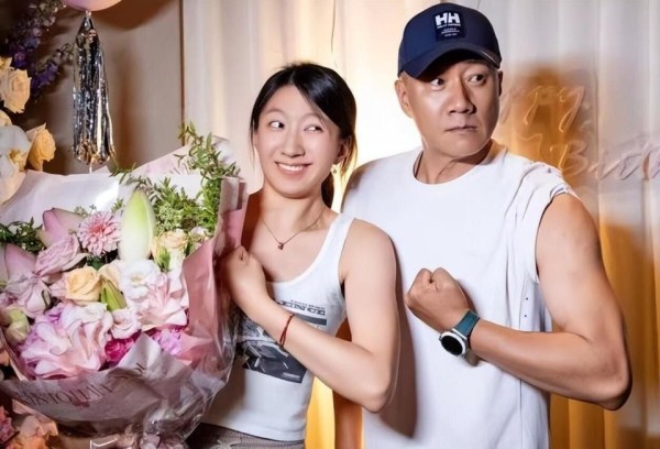 嫁给著名演员26年，生下了“大明星”儿子，女儿更是小棉袄人人羡慕