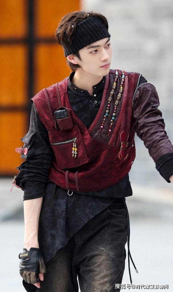 黄景瑜前妻突然喊话许凯！暗指 “隐身术” 引热议，两大明星风波被串起