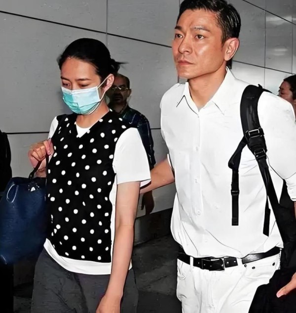 刘德华朱丽倩机场视频最新画面 私下相处模式曝光