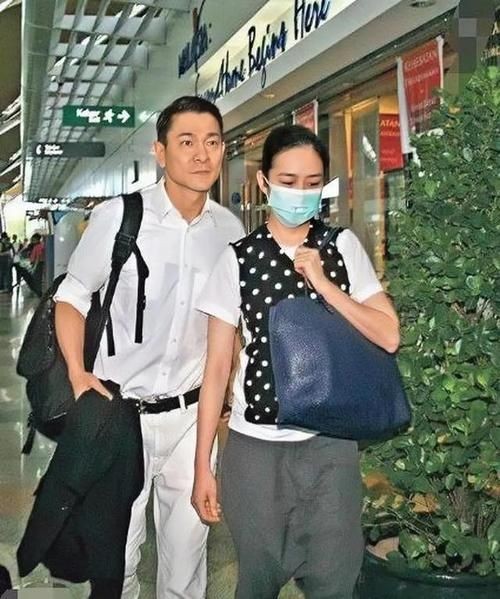 刘德华朱丽倩机场视频最新画面 私下相处模式曝光