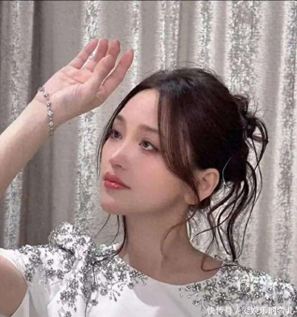 令人心酸，42岁昔日巨星婚宴跑场献唱，宾客埋头吃席无人理会