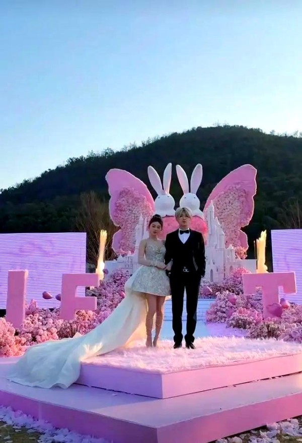 鹿哈与晓彤的婚礼：真实情感与奢华宣传的碰撞