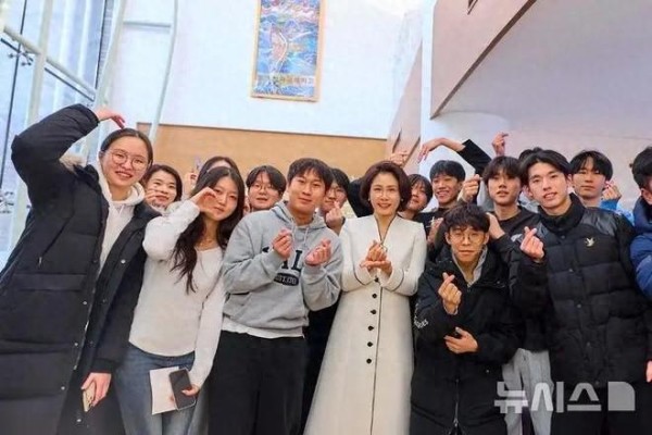 韩第一夫人访华第三天，金惠景穿白色大衣裙端庄大气，美出新高度