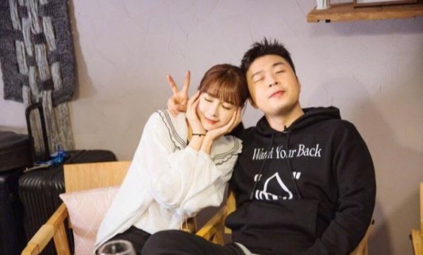 林夏说娱乐:一次,沈梦辰喝多了,杜海涛把她安顿到酒店。第二天醒来,沈梦辰发现自己还穿着昨天的衣服,衣衫整齐,沈梦辰有些失望。
当天,杜海涛和陈赫组了酒局,沈梦辰跟着杜海涛一起参加。陈赫的酒量是出名了的好,沈梦辰酒量也不赖。
不过,当天几杯酒下肚,沈梦辰便开始晕晕乎乎,有点醉意浓。
杜海涛只好在酒店开了房,把沈梦辰安顿好,再出来陪陈赫。
第二天,沈梦辰醒来,看向自己的身体,衣服规规整整,纹丝...