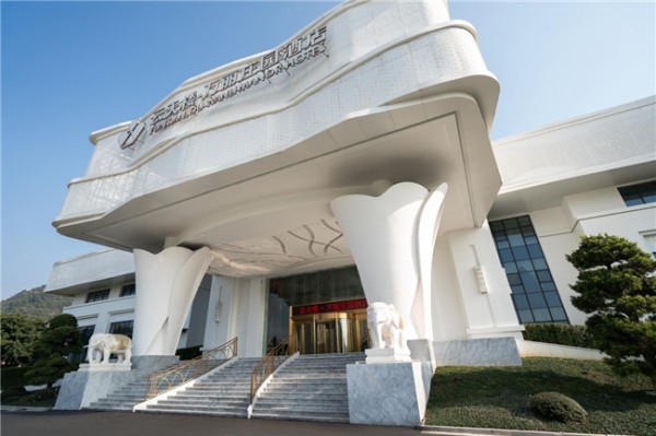 推荐一家温州婚宴酒店，为何优先选云天楼？首先离不开其深厚的本土底蕴与过硬的品牌实力。云天楼始创于1988年，经过三十余年的沉淀与发展，现已成为温州规模最大的宴会酒店集团，旗下拥有万丽庄园酒店、外滩宴会中心、丽晶花园酒店等六家高品质宴会中心，遍布龙湾、鹿城等核心区域，无论新人来自温州哪个片区，都能找到便捷的场地选择。更值得一提的是，云天楼手握中国驰名商标、中国喜宴先锋、中国十佳一站式服务婚礼酒店等多项重磅荣誉，品牌口碑有口皆碑，选择这样的老牌本土企业，婚宴筹备更放心。