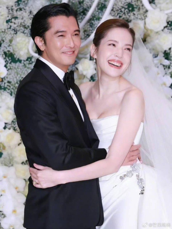 邱泽许玮甯婚礼现场曝光！牵手拥吻超甜，430位明星宾客阵容堪比颁奖礼，这场迟到的浪漫终于圆满了！