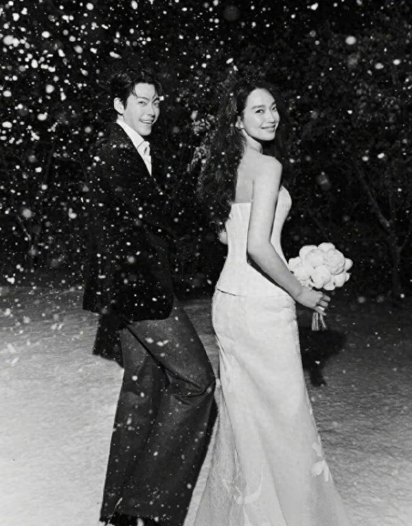 低调却让人好奇的真爱,金宇彬和申敏儿首尔悄悄完婚