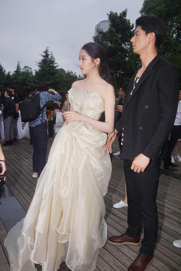 窦骁婚礼引爆“极致个性化”风潮：当代年轻人为何愿为独家记忆买单？