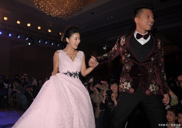 高定婚纱设计师拒绝给汪小菲设计结婚礼服，马筱梅喊话不要蹭流量