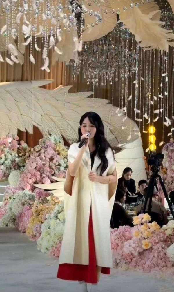 金莎现身小县城素人婚礼唱歌,是过气了吗?