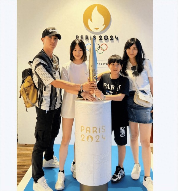 47岁吴尊跨年全家福曝光:青梅竹马22年,他才是娱乐圈最长情的偶像