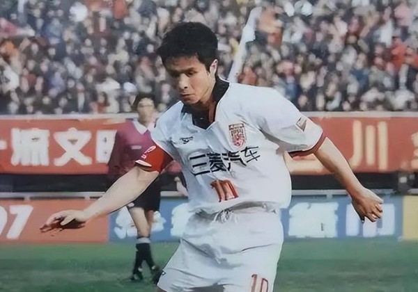 王钰栋签约欧洲经纪公司,彭伟国直言留洋别先问出场,日本球员降薪也要走