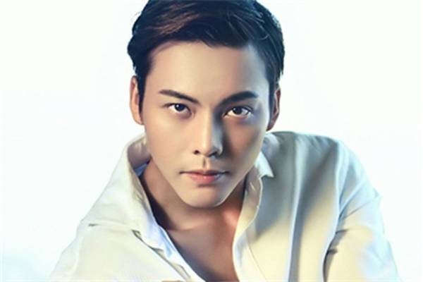 他不懂明星恩怨情史史，晚会现场一番操作，让陈伟霆杨颖大为尴尬