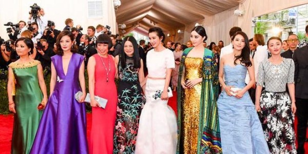 明星恩怨：双冰互称姐，巩俐关之琳躲猫猫，他俩因300块钱闹翻