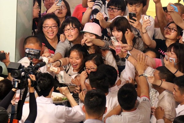 私生饭是什么意思?19世纪私生饭将舞鞋煮汤(当圣水喝)