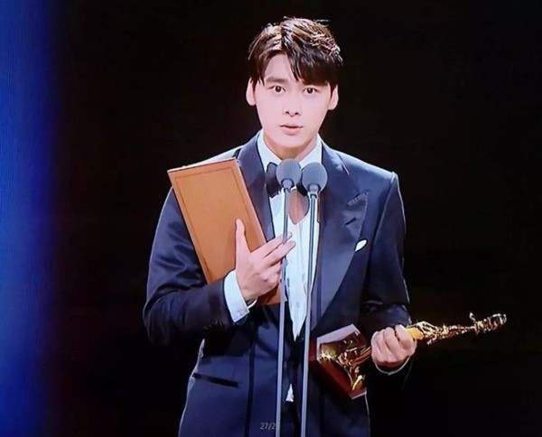 岂能让奖项荣誉成为流量明星天价片酬的助力？