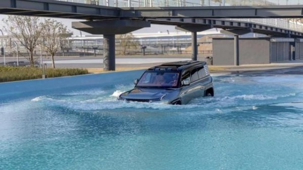 多少车企都坐不住了，比亚迪2024年净利润达402亿，十年翻了百倍，实力碾压竞争对手-有驾