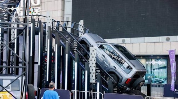 多少车企都坐不住了，比亚迪2024年净利润达402亿，十年翻了百倍，实力碾压竞争对手-有驾