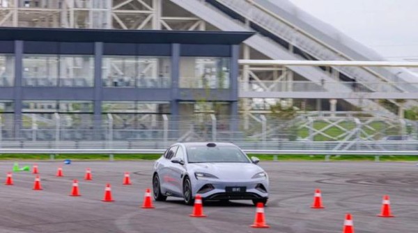 多少车企都坐不住了，比亚迪2024年净利润达402亿，十年翻了百倍，实力碾压竞争对手-有驾