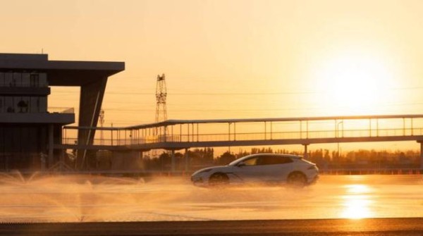 多少车企都坐不住了，比亚迪2024年净利润达402亿，十年翻了百倍，实力碾压竞争对手-有驾