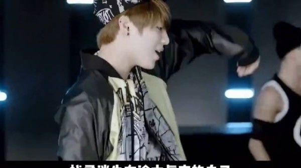 刘宪华暴雨舞台嗨唱两首后惊觉上衣透视，娇羞模样反差萌